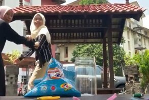 Воинственная обезьяна помешала девушкам сделать фотографию