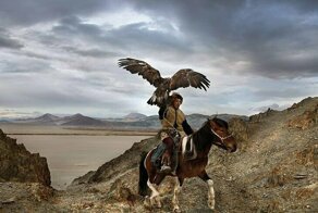 Афганская женщина в окружении голубей, кочевник Тибета с козой и мальчик на спящей корове в объектив