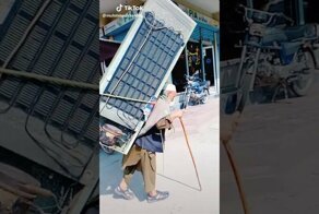 Старик, путешествующий с холодильником за спиной, покорил своей выносливостью арабских торговцев
