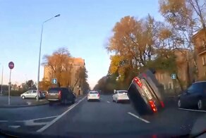 Авария дня. В Петербурге торопливый водитель прилег на бок