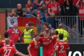 Футболист отпраздновал забитый гол, выпив пива из пойманного стакана