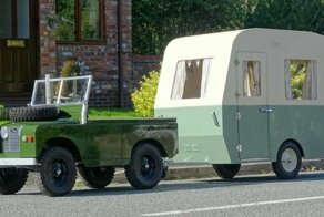 На аукцион выставли детский внедорожник Land Rover с кемпером