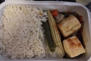 "Мы не кролики!": пассажирка пожаловалась на питание в самолете