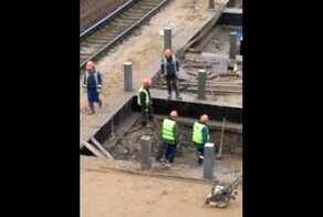 Рабочие решили бороться с лужей с помощью лопаты и ведра