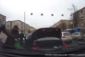 Кража 6 миллионов рублей из автомобиля в Москве попала на видео