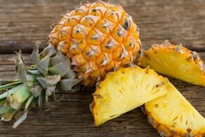 Почему от ананаса щиплет язык?