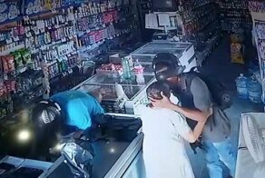 Грабитель успокоил пожилую клиентку во время вооружённого налёта на аптеку