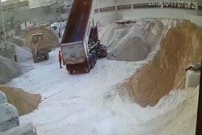 Второй день рождения: тракторист чуть не раздавил рабочего