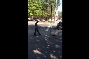 Мгновенное перевоплощение уличного мошенника