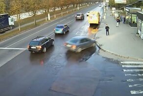 Автомобиль вылетел на остановку и сбил молодого парня