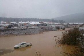Несколько человек погибли из-за прорыва дамбы под Красноярском