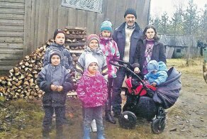 Многодетная семья прячется от органов опеки, спасая своих детей