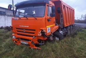 Авария дня.  Водитель Kia врезался в КамАЗ и погиб