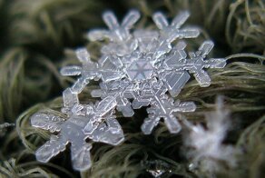 Чем объясняется форма снежинок?