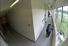 В США тренер объятиями обезоружил ученика, который пришел в школу с ружьем