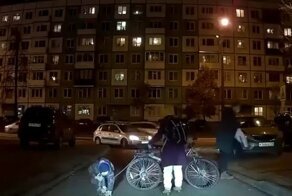 Мать привязала сына к своему велосипеду и едва не попала в ДТП