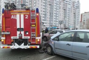 Авария дня. Массовое ДТП с участием пожарного автомобиля в Екатеринбурге