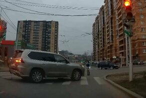 Пенсионер на большом джипе чуть не сбил школьника на пешеходном переходе