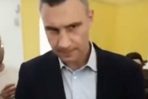 "У меня есть прием!": Кличко попытался выбить телефон у журналиста после "неудобного" вопроса