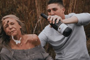 Невеста захотела фото с шампанским, но жених переборщил и превратил романтичную фотосессию в комедию