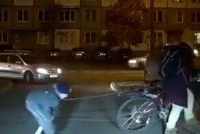 В Казани мать привязала ребёнка верёвкой к велосипеду, чтобы он не отставал