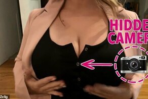 Женщина показала прохожим пышную грудь, чтобы повысить осведомленность о раке молочной железы