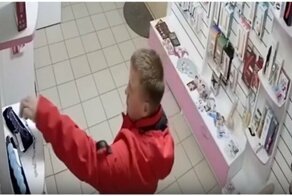 Житель Барнаула украл стеклянный пенис и ушел в закат