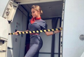 Части тела стюардесс, благодаря которым они получают больше своих коллег