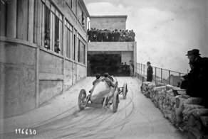 Автомобильная гонка на крытой многоуровневой парковке в Париже