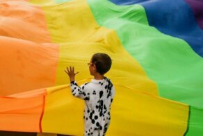 Шок: мать решила сделать дочь из 6-летнего сына