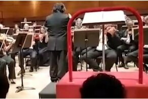 У китайского дирижера упали штаны на концерте в Италии