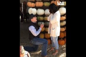 Мужчина случайно сделал подножку маленькой девочке во время предложения