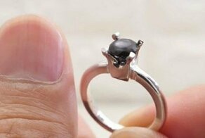 Японец создал бриллиант для невесты из ногтей