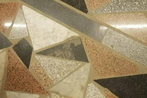 Крипота по-казахстански: пол торгового центра сделан из надгробий