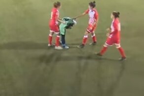 Соперницы прикрыли футболистку, у которой во время игры слетел хиджаб