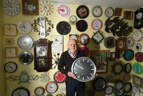75-летний коллекционер потратит более 5 часов, чтобы  перевести все свои часы на зимнее время