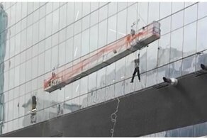 В Канаде мойщики окон едва не погибли из-за мощного ветра