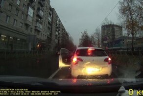 Перестроился без поворотника, а потом достал пистолет