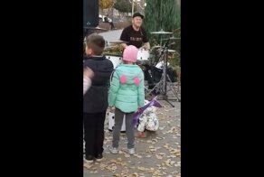 Барабанщик, который действительно любит свою работу