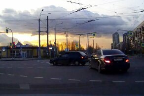 Встреча двух достойных на перекрестке: "Гольф" и "Мерседес"