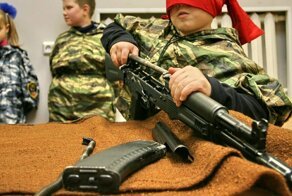 Минпросвещения предложило провести в школах урок по сборке автомата Калашникова