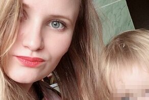 На Урале мать бросила младенца умирать в квартире с 3-летней сестрой