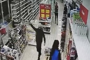 Малолетний"гангстер" попытался ограбить магазин, но его подняли на смех