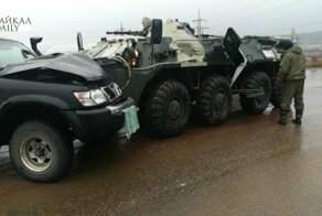 В Улан-Удэ БТР врезался во внедорожник