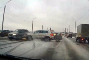 "День жестянщика" в Твери: четыре автомобиля столкнулись на мосту