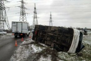 В Твери водитель перевернувшейся маршрутки убежал с места ДТП и даже не помог пассажирам