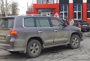Столбик, в который постоянно врезались машины, стал причиной ДТП с человеком