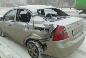 Chevrolet влетел в эвакуатор на Объездной в Екатеринбурге