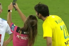 Девушка-арбитр показала жёлтую карточку любимому футболисту ради селфи