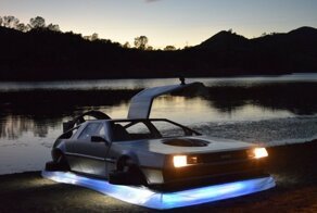 Судно на воздушной подушке, которое выглядит, как DeLorean DMC-12